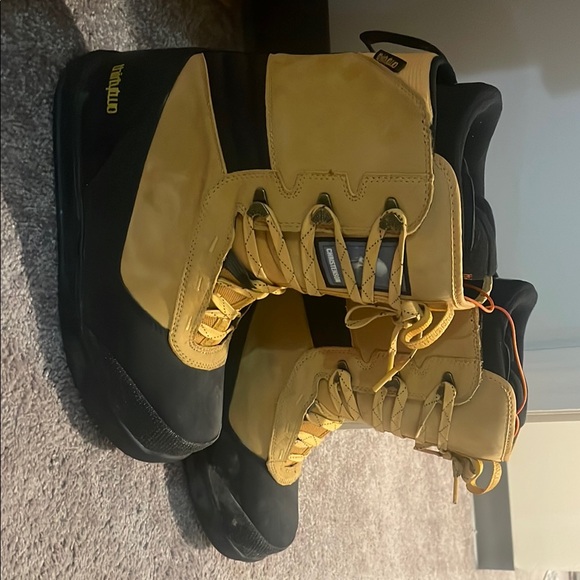 Thirty Two Yellow and Black Men's Snowboarding Boots - Picture 2 of 5